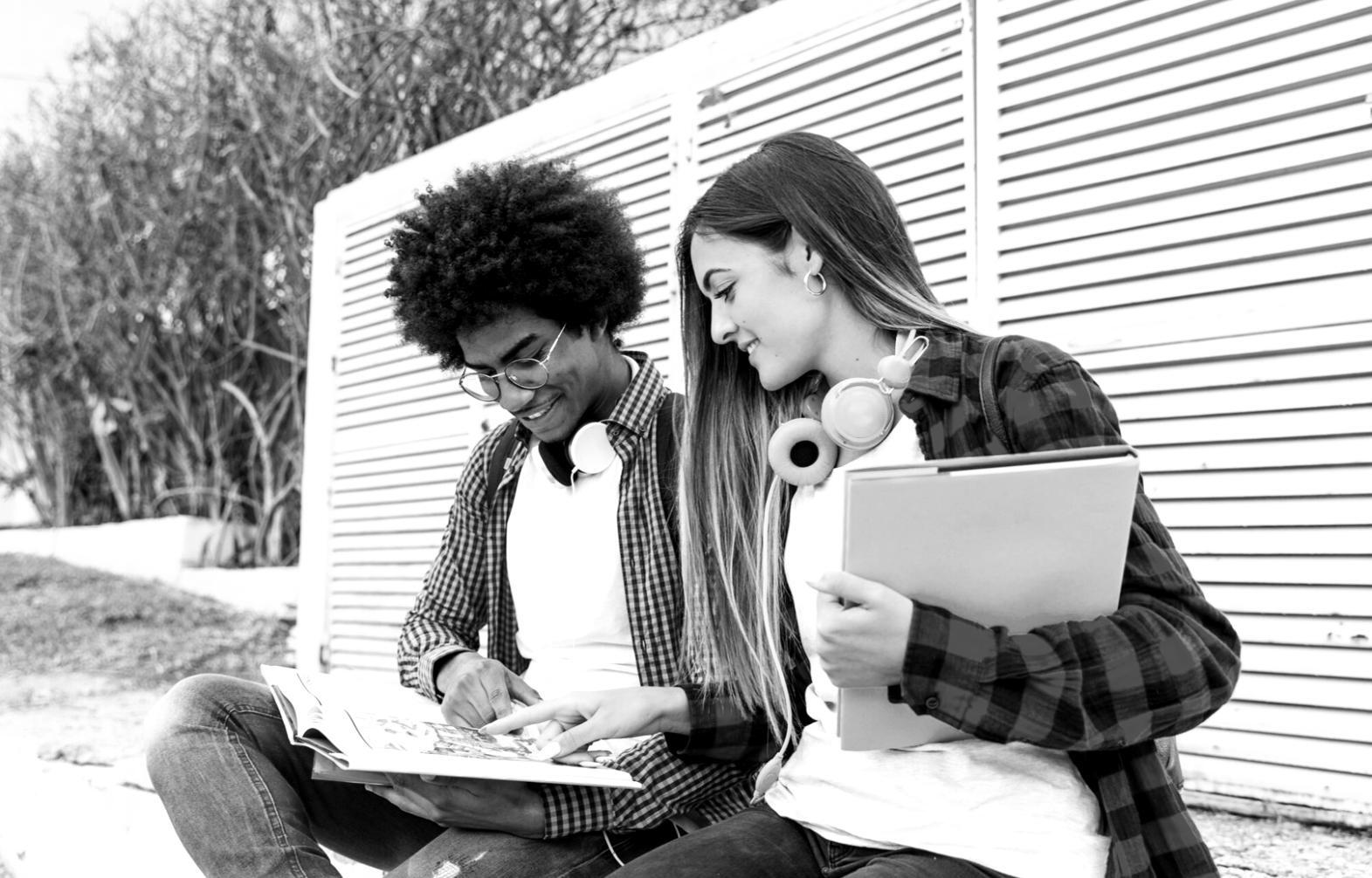 Étudiants travaillant sur des analyses financières